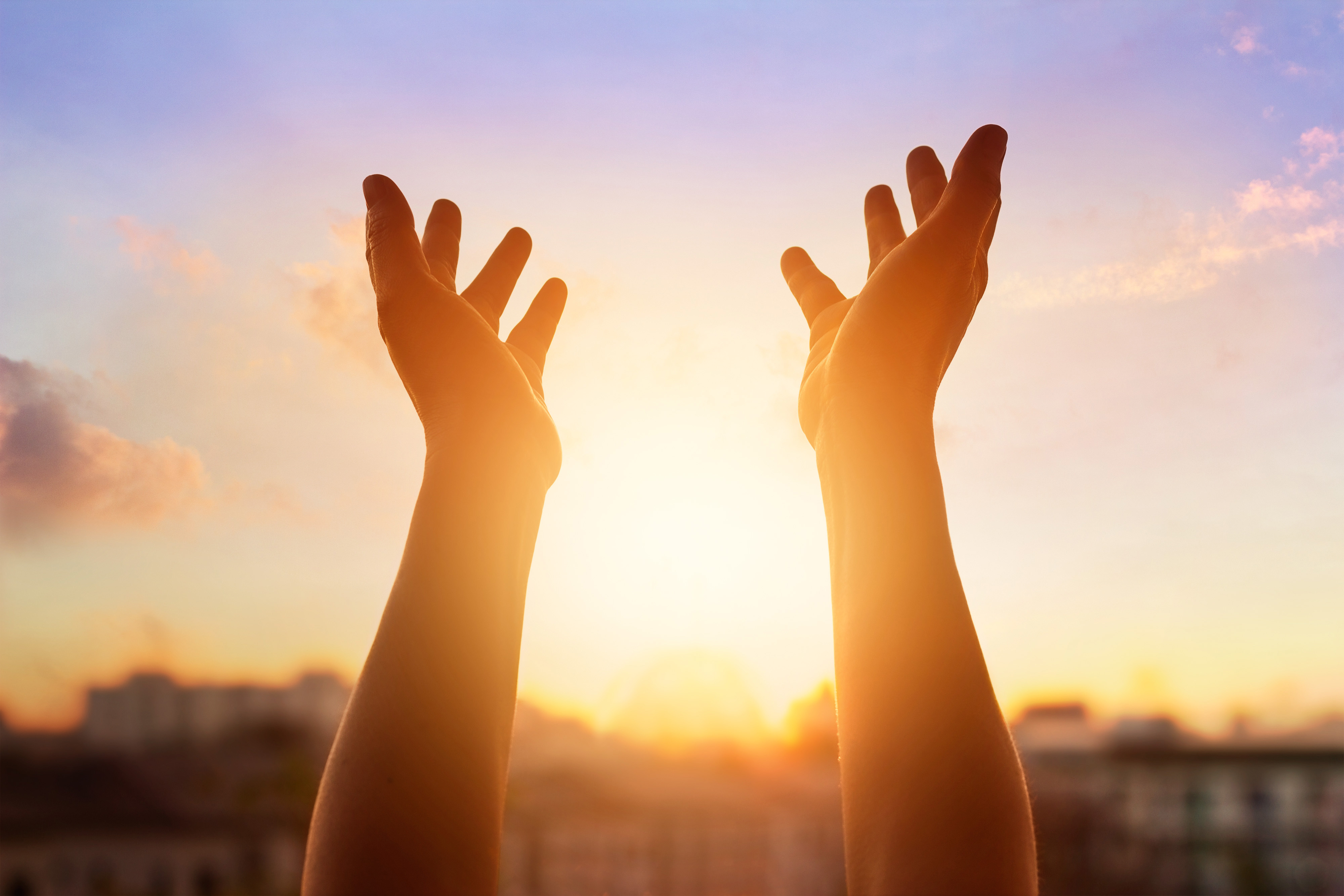 Солнышко в руках о чем песня. Поклонение Богу. Молится солнцу. Солнце, руки в молитве, люди. Приветствие солнцу жест.